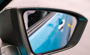 Hệ thống cảnh báo điểm mù BSM trên gương Toyota Raize