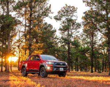 Toyota Hilux trở lại, giá khởi điểm giảm hơn 200 triệu đồng