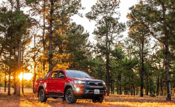 Toyota Hilux trở lại, giá khởi điểm giảm hơn 200 triệu đồng