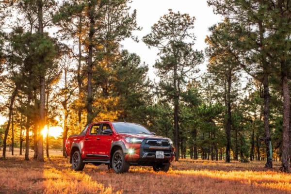 Toyota Hilux trở lại, giá khởi điểm giảm hơn 200 triệu đồng