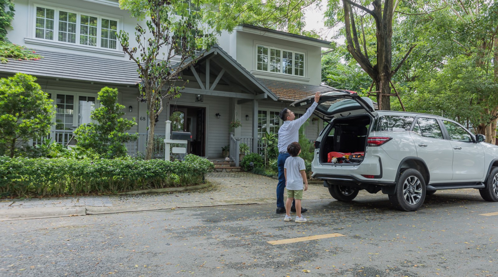 Nội thất Toyota Fortuner 2023: Hình ảnh, giá niêm yết và ưu đãi 04/2023