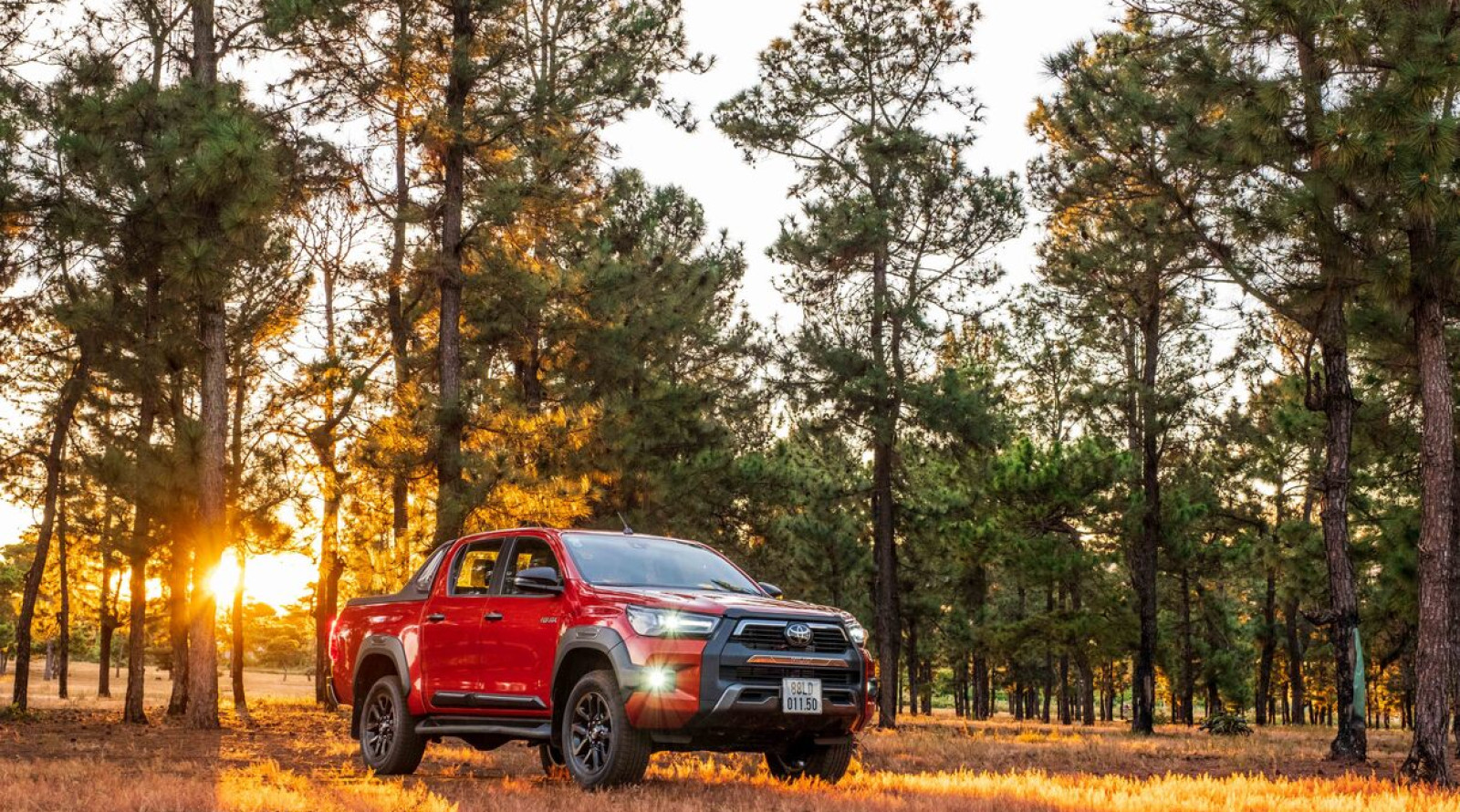 Toyota Hilux trở lại, giá khởi điểm giảm hơn 200 triệu đồng